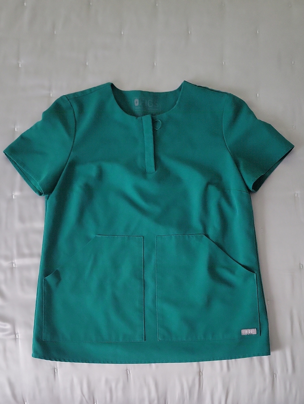 FIGS Green Round-Neck Short Sleeve Scrub Top with Front Pockets XS